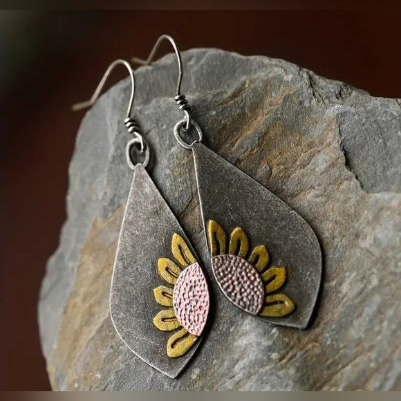 NEW! 2 For 25$ Sunflower Design Silver and Yellow Earrings NWT! - Picture 1 of 3